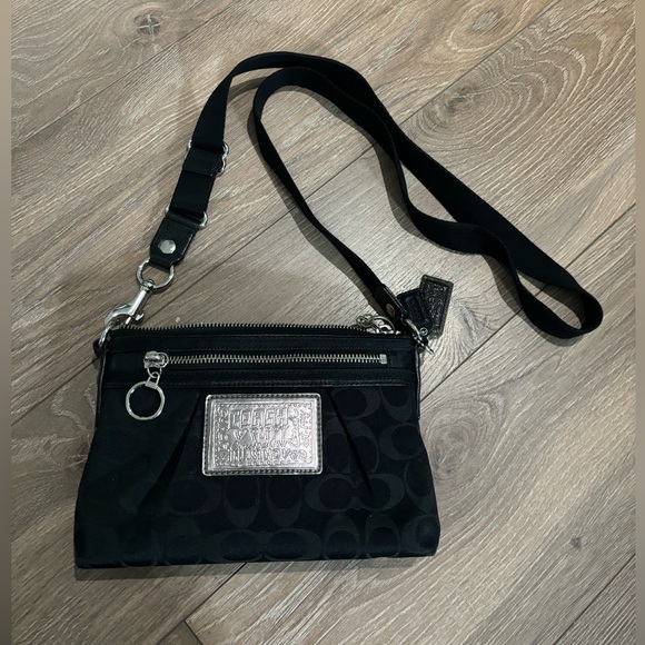 Coach Poppy Signature crossbody swing pack in black - Picture 4 of 8